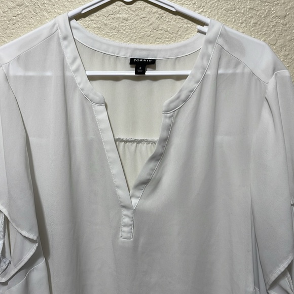 Torrid Women's White Lightweight Blouse. Good Condition. Size 3. - Picture 2 of 8